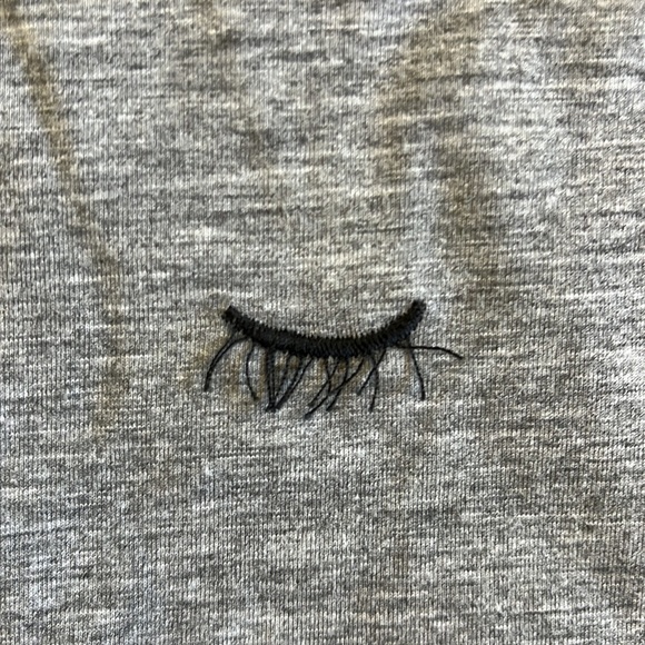 💘 CURRENT AIR - LASHIE EYELASH EMBROIDERED GRAPHIC GRAY KNIT TEE SHIRT - Picture 3 of 4